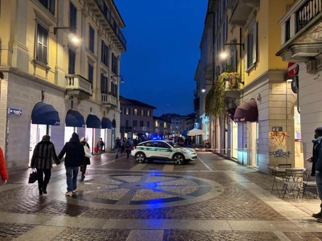 Sostanza scivolosa si riversa in centro, strada transennata dalla Polizia locale