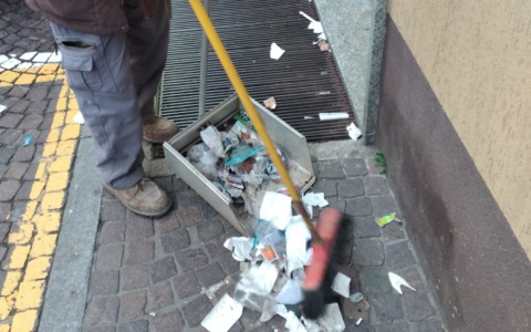 Sacchi, pinze e scopa: la lezione di civiltà del supervolontario spazzino Sandro