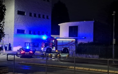 Il piromane di Paina colpisce ancora: bruciati cassonetti all’oratorio