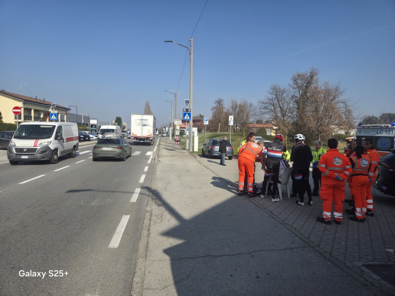 Due ciclisti si schiantano  contro un bilico