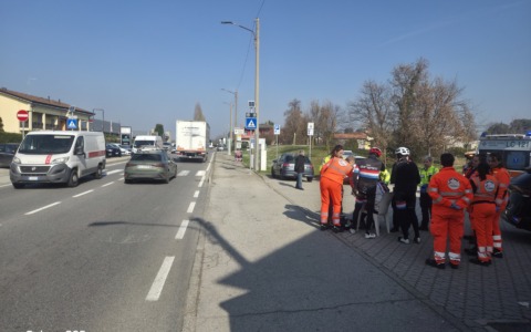 Due ciclisti si schiantano  contro un bilico