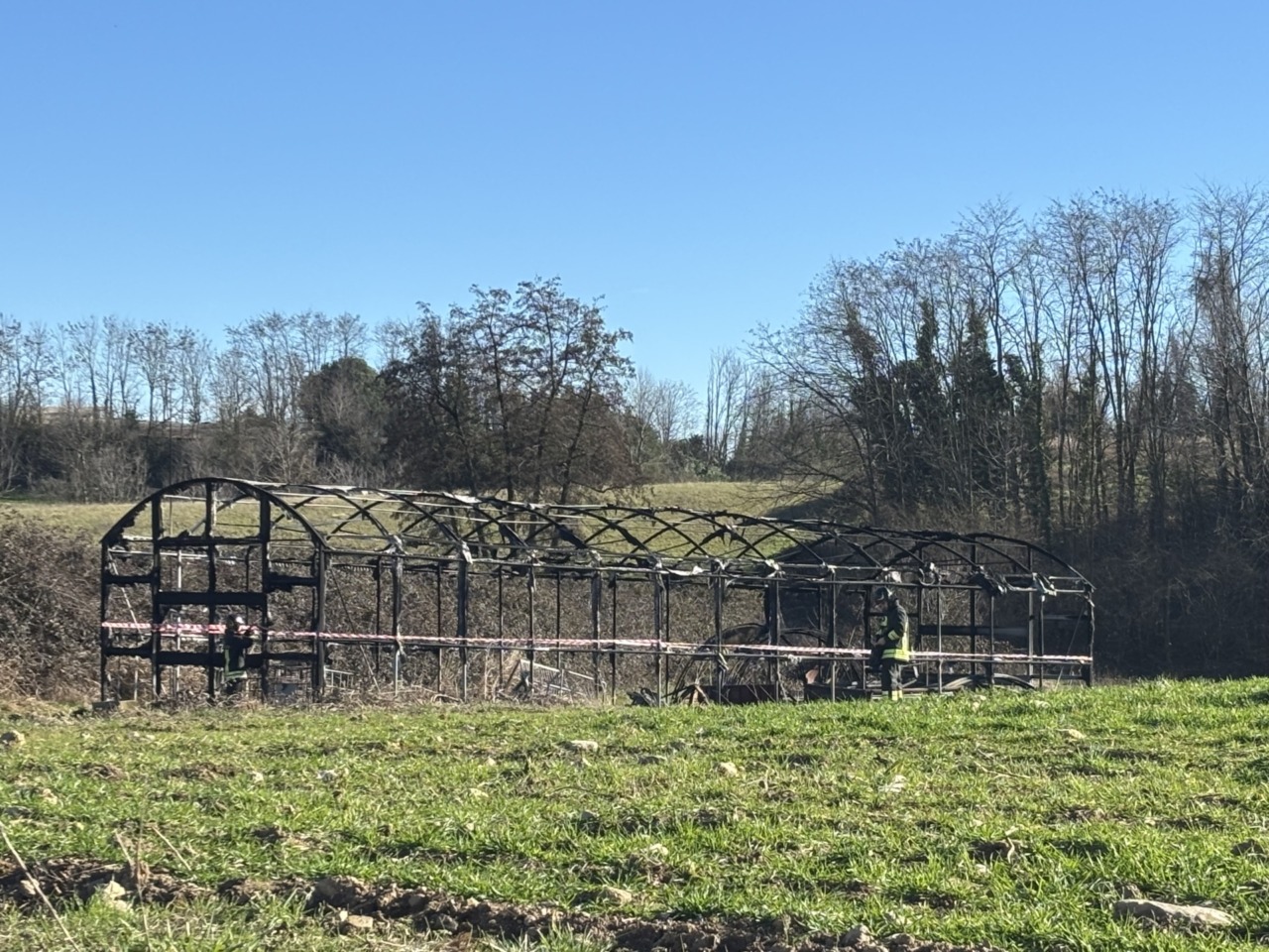 Incendio nel pomeriggio, a fuoco una serra