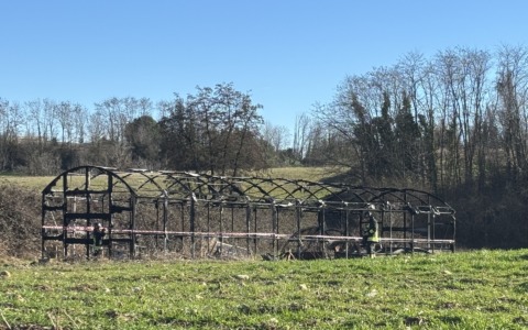 Incendio nel pomeriggio, a fuoco una serra