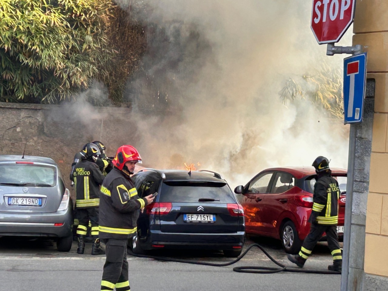 Auto a fuoco nel rione di San Bernardo a Carate Brianza: danneggiati anche due veicoli