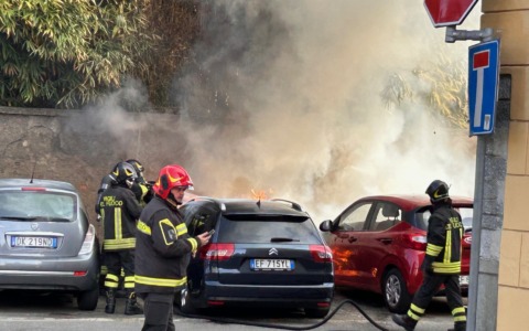 Auto a fuoco nel rione di San Bernardo a Carate Brianza: danneggiati anche due veicoli