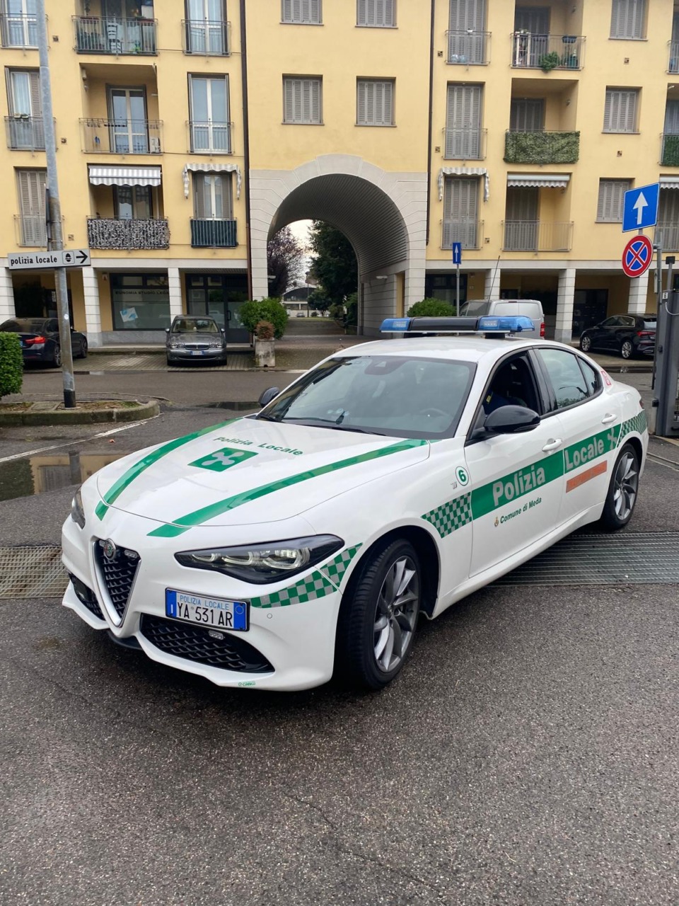 Tampona una donna incinta e scappa a piedi: sull’auto aveva cocaina e marijuana