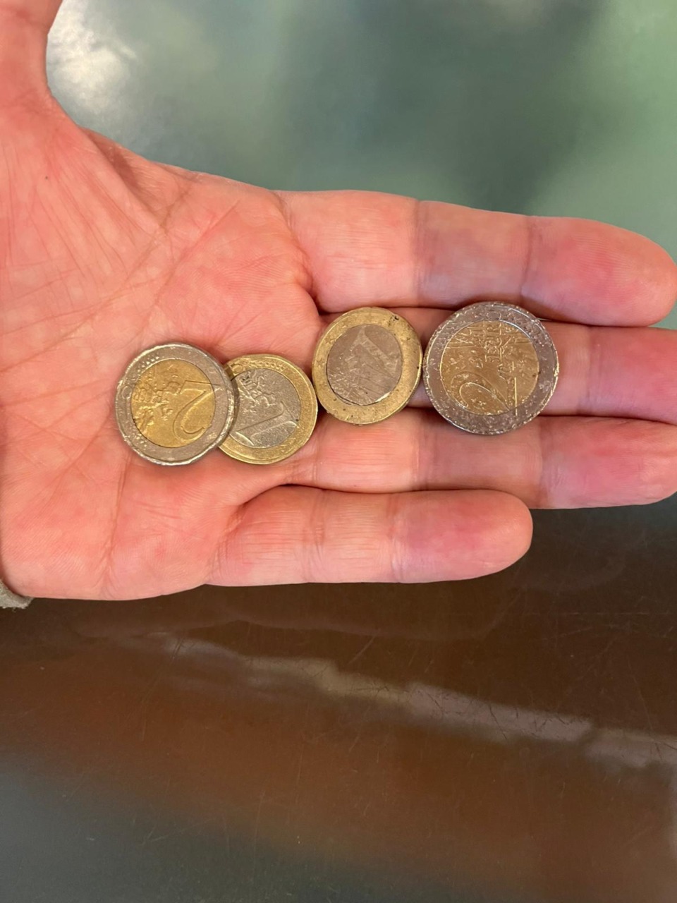 Monete false usate per pagare nei bar