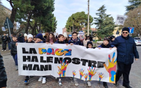 In centinaia alla camminata per la pace