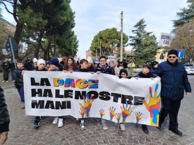 In centinaia alla camminata per la pace