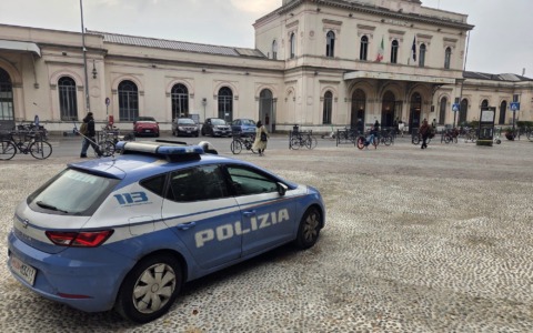 Aggredisce e insulta i poliziotti: arrestato
