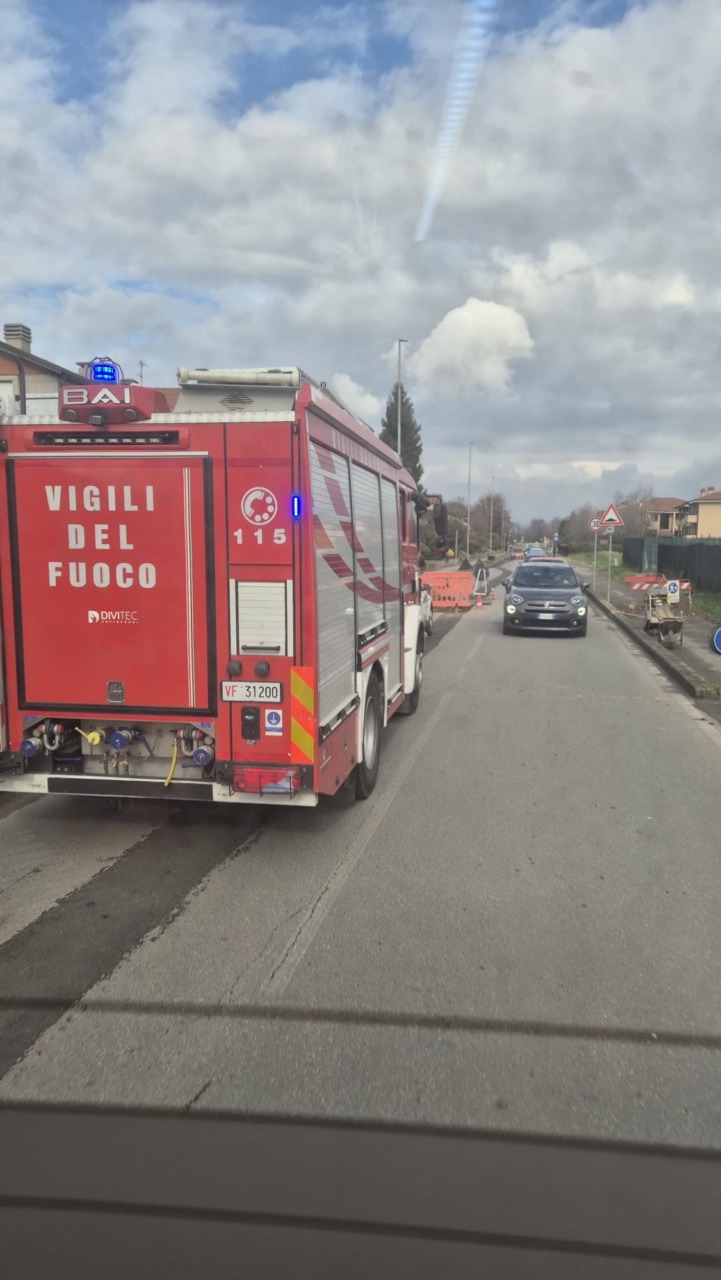 Cade in una buca durante i lavori per la fibra: attimi di paura per un operaio