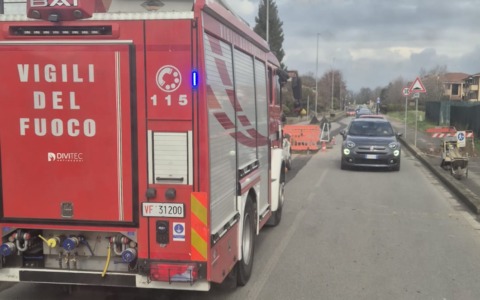 Cade in una buca durante i lavori per la fibra: attimi di paura per un operaio