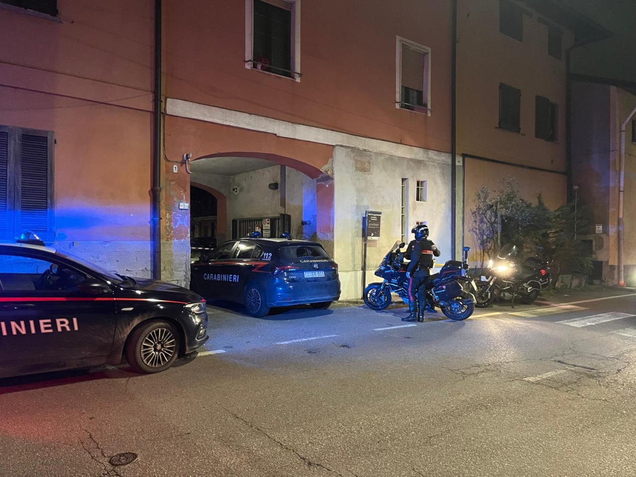 Sparatoria in una corte dopo una lite tra vicini: due feriti