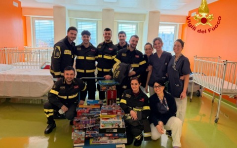 I Vigili del Fuoco portano doni e sorrisi ai ragazzi ricoverati