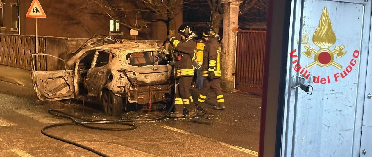 Auto in marcia prende fuoco, intervenuti i pompieri