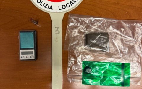 Dietro il muretto spuntano droga e bilancino di precisione