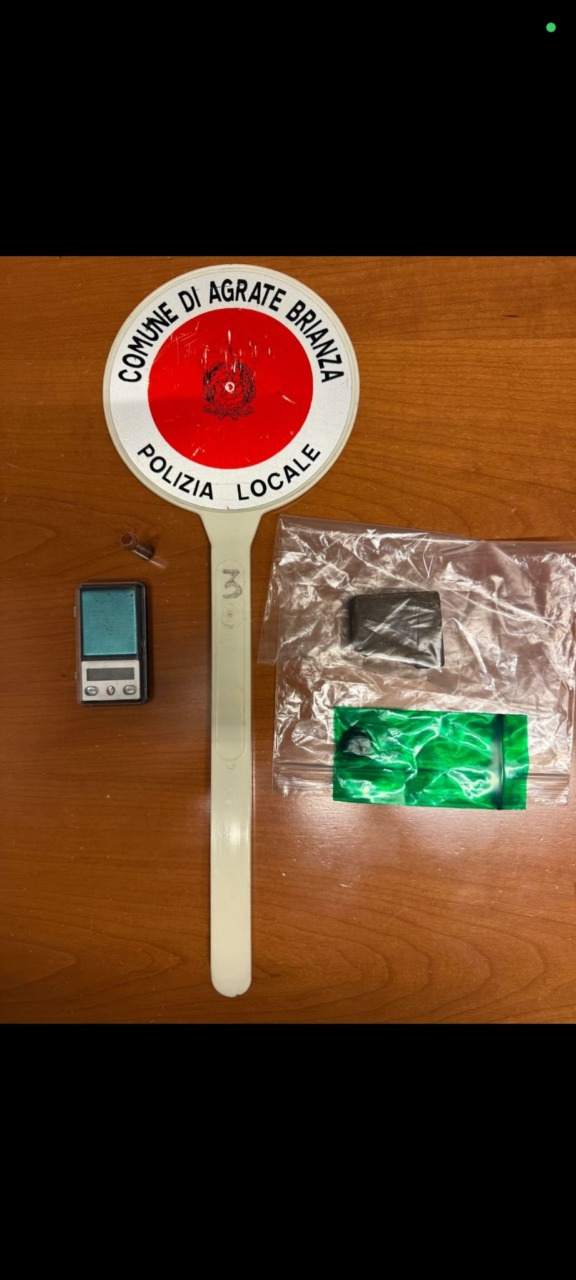 Dietro il muretto spuntano droga e bilancino di precisione