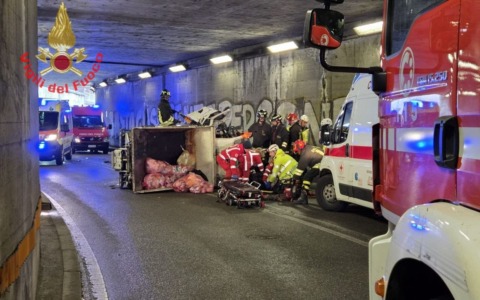 Mezzo dei rifiuti si ribalta: conducente in ospedale