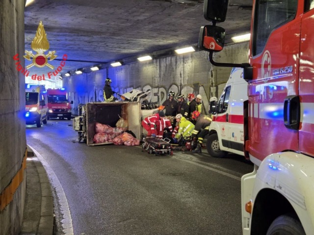 Mezzo dei rifiuti si ribalta: conducente in ospedale