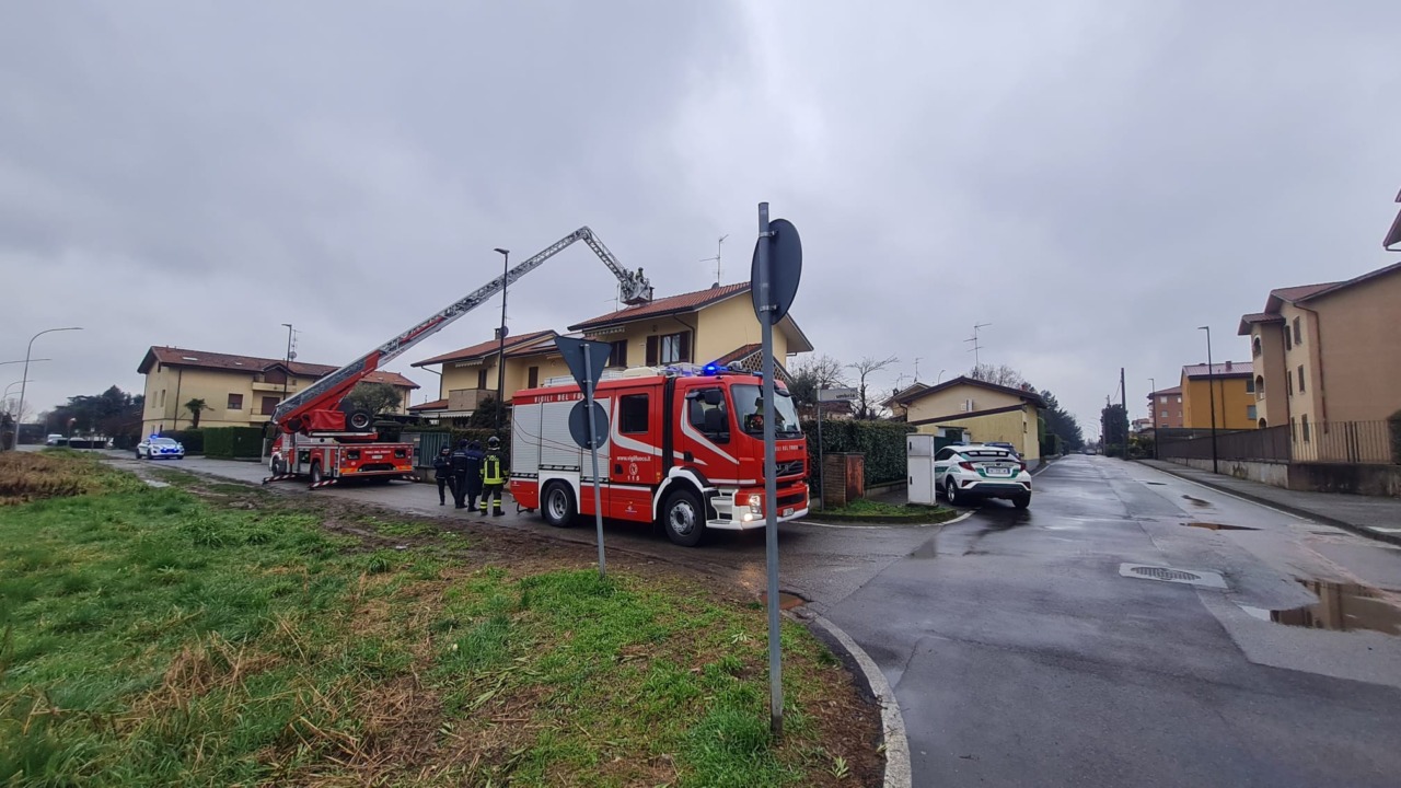 Giornata di interventi: principio d’incendio e albero caduto in paese