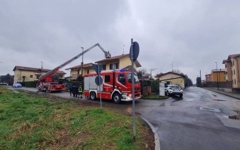 Giornata di interventi: principio d’incendio e albero caduto in paese