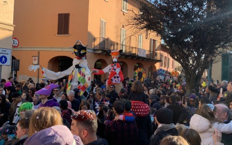 Olimpiadi e non solo: in migliaia in centro per il Carnevale