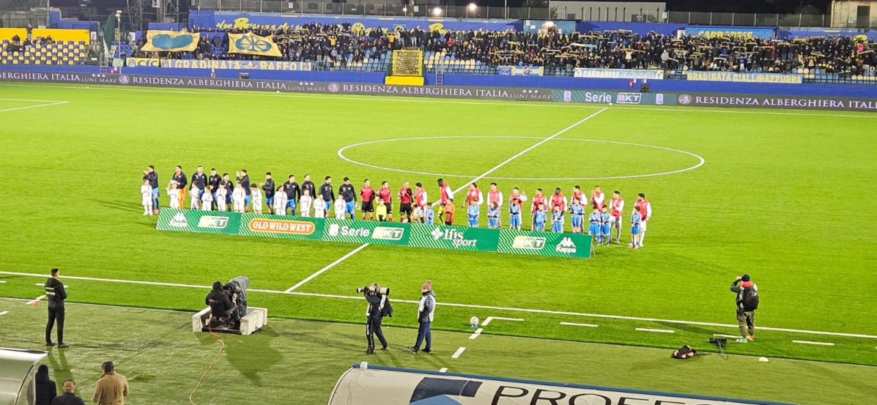 Carrarese-Monza: brianzoli corsari allo Stadio dei Marmi, la punizione di Hernani regala tre punti d’oro