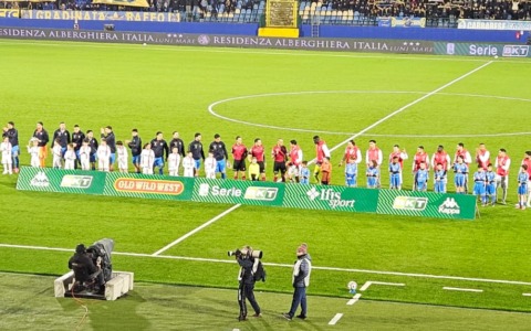 Carrarese-Monza: brianzoli corsari allo Stadio dei Marmi, la punizione di Hernani regala tre punti d’oro