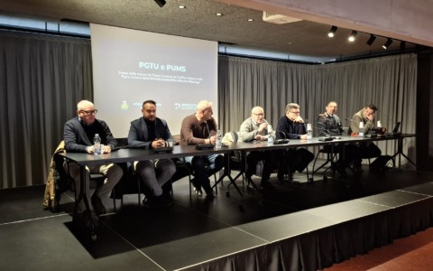 La piazza davanti al Comune diventa pedonale