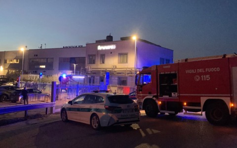 Fiammata da un macchinario, feriti tre operai impegnati nelle pulizie