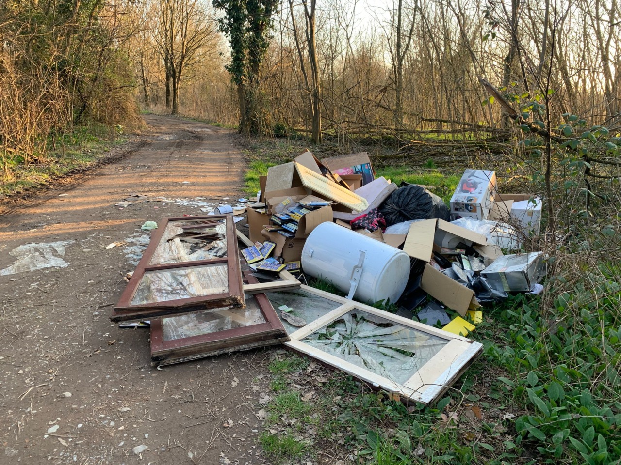 Discarica abusiva con finestre, mobili, uno scaldabagno e centinaia di dvd hard