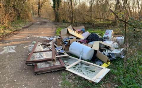 Discarica abusiva con finestre, mobili, uno scaldabagno e centinaia di dvd hard