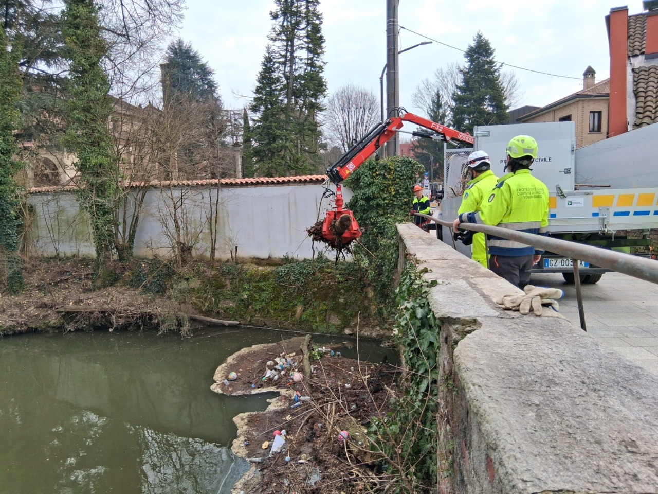 Via rami e piccoli tronchi: Lambro pulito in vista di possibili piene