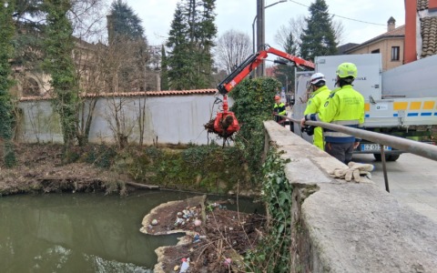 Via rami e piccoli tronchi: Lambro pulito in vista di possibili piene
