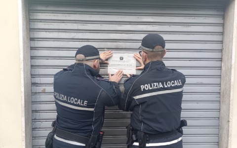 Superalcolici a minorenni, la Polizia Locale chiude il negozio