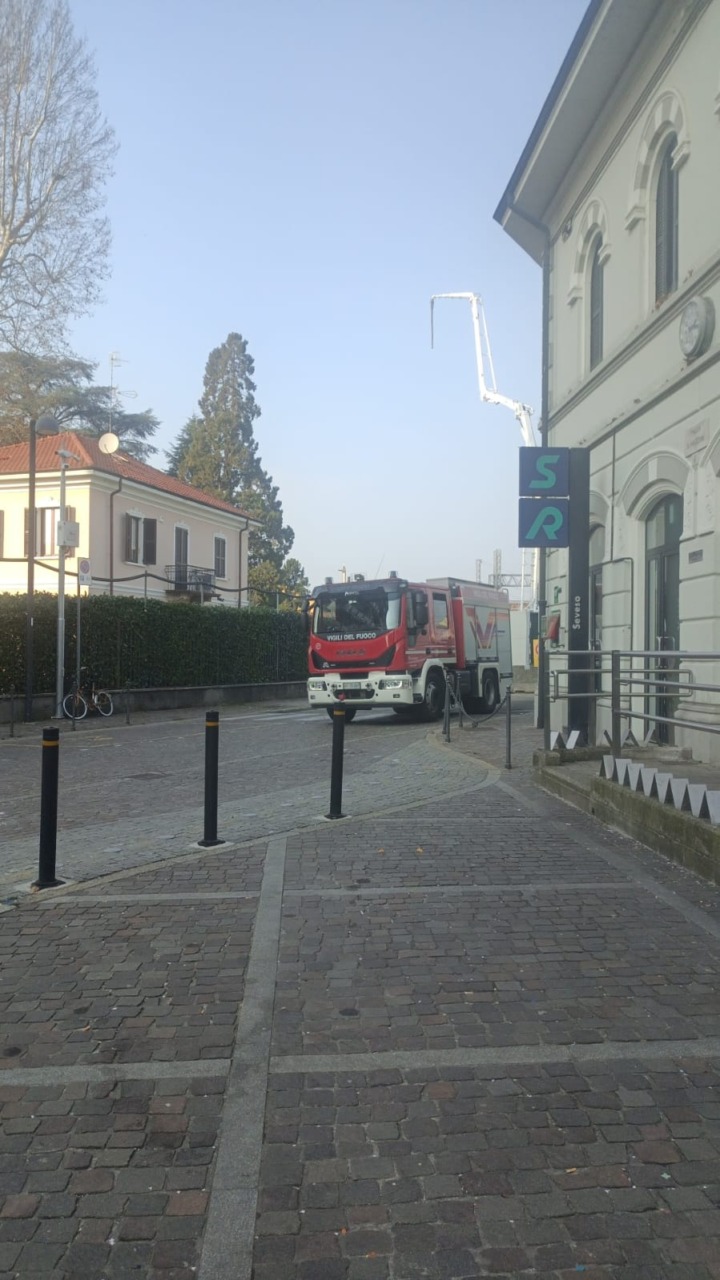 Black out in città, due pendolari restano intrappolati nell’ascensore della stazione