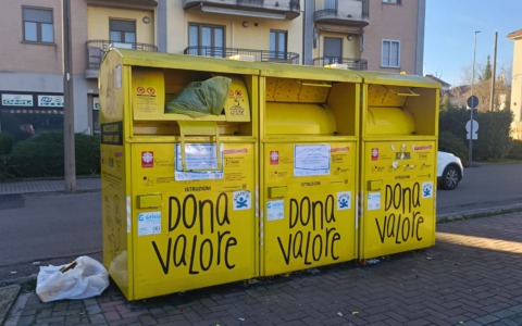 Via i cassonetti gialli per gli abiti usati