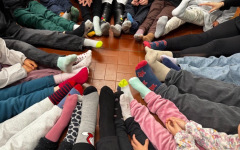 Giornata dei calzini spaiati, prezioso momento di confronto per i piccoli alunni della Salvo D’acquisto