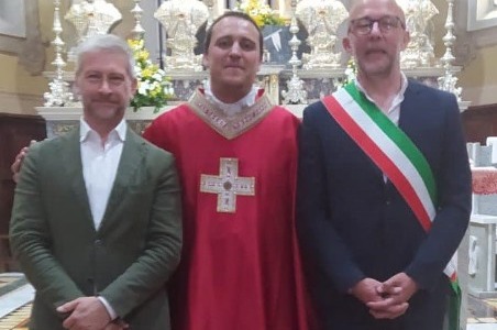 Don Gabriele si è autosospeso, continuerà a insegnare religione