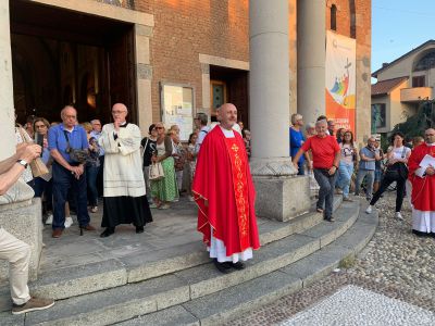 L’appello del parroco ai giovani: “Consegnate i vostri coltelli sotto l’altare della chiesa”