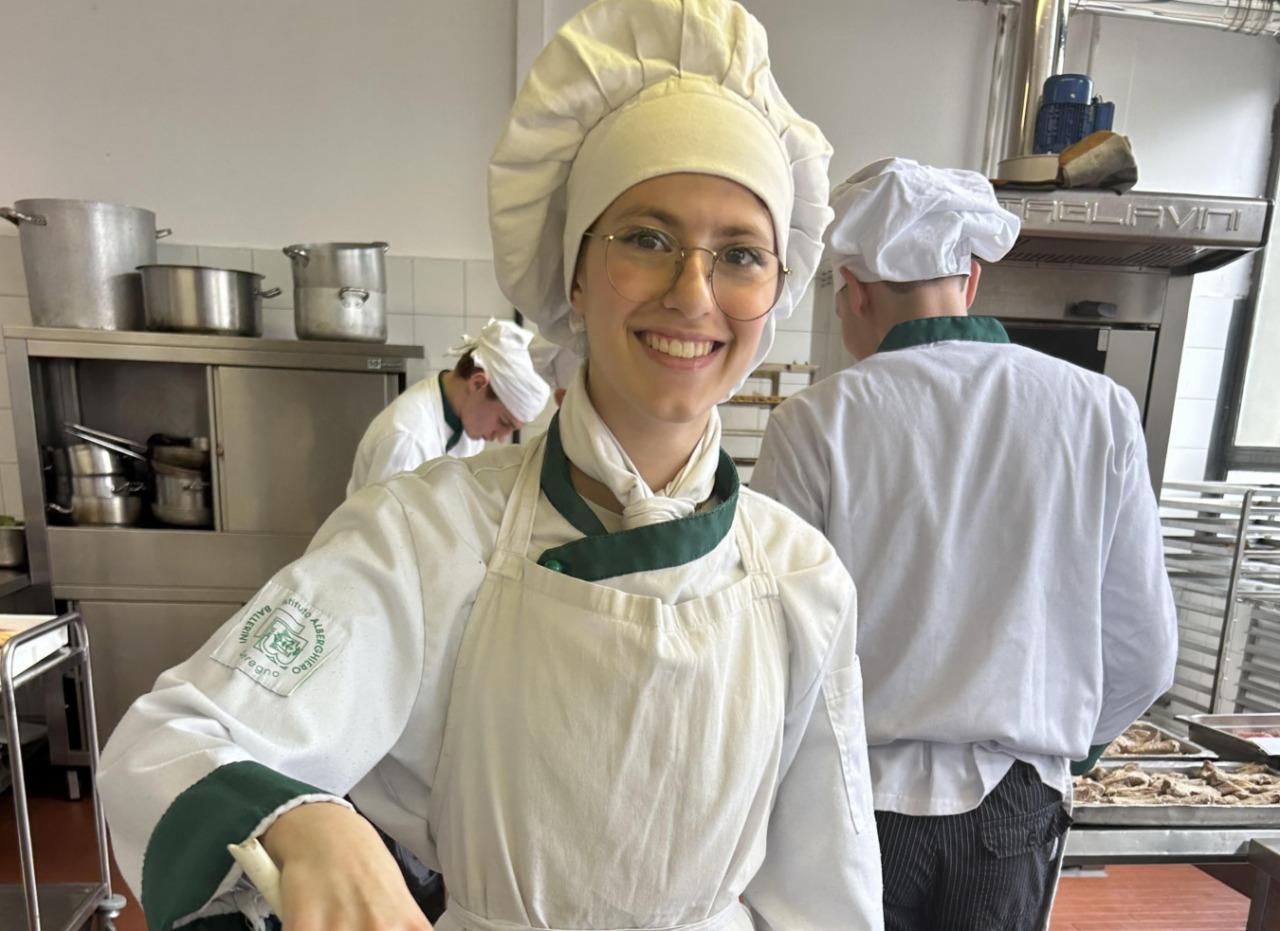 Adolescente si taglia i capelli per i feriti di Crans Montana