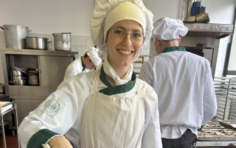 Adolescente si taglia i capelli per i feriti di Crans Montana