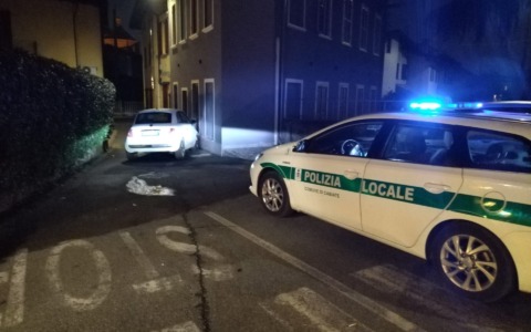 Ubriaco al volante si schianta contro una casa: denunciato 35enne