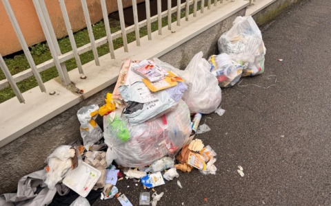 Svuota l’appartamento riversando i rifiuti in strada: denunciato