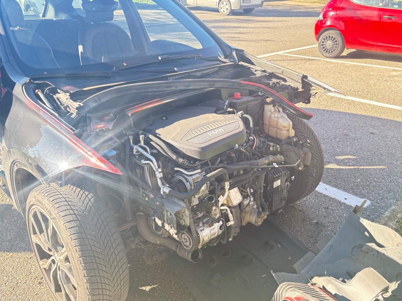 Auto spolpata: via paraurti, portiere, cofano