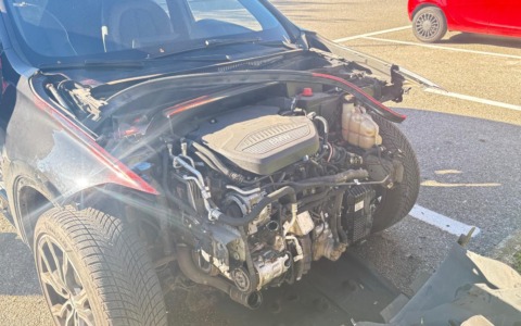 Auto spolpata: via paraurti, portiere, cofano