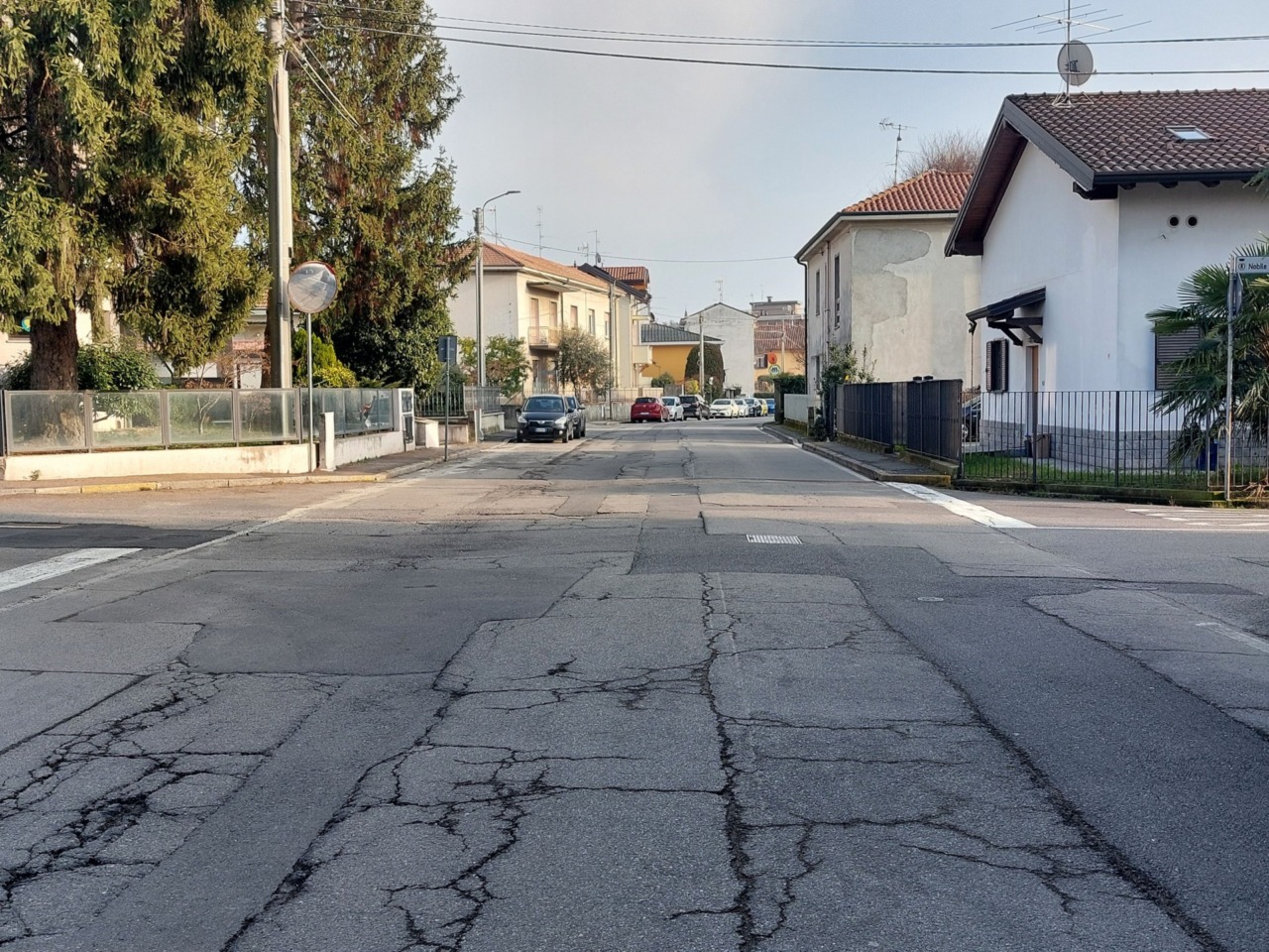 Via Dante  a Robbiano si rimette a nuovo: asfalti in primavera