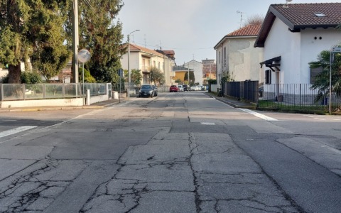 Via Dante  a Robbiano si rimette a nuovo: asfalti in primavera