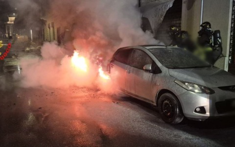 Incendio nella notte distrugge due veicoli in strada