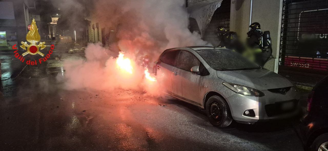 Incendio nella notte distrugge due veicoli in strada
